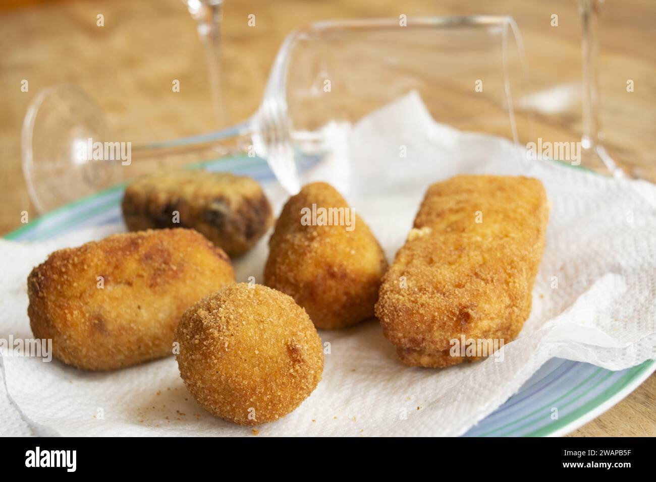 Gemischte frittierte Speisen: Kartoffelkroketten, supplì, Ricotta und Auberginen-Fleischbällchen Mozzarella in Karotten Stockfoto