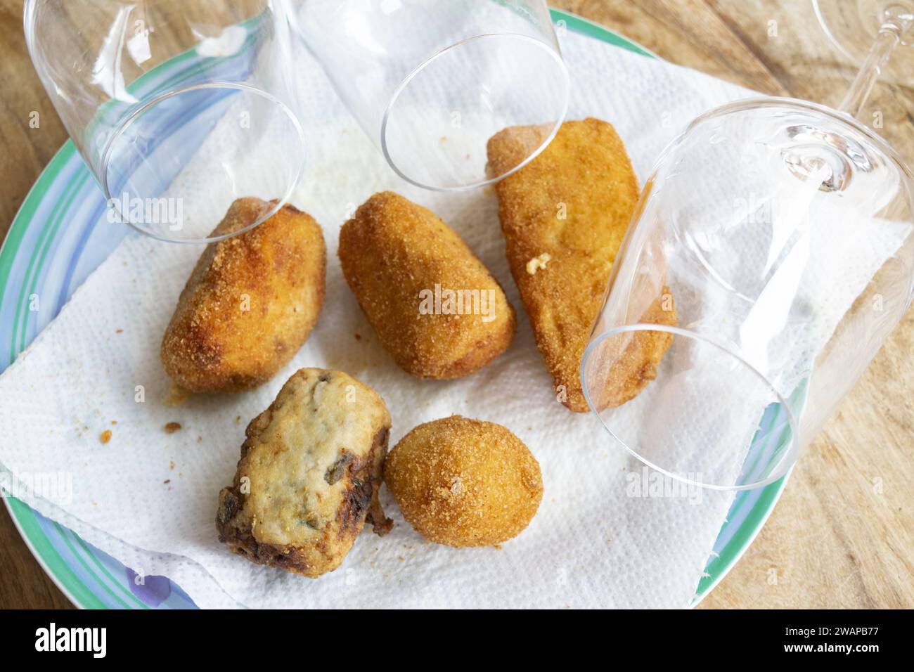 Gemischte frittierte Speisen: Kartoffelkroketten, supplì, Ricotta und Auberginen-Fleischbällchen Mozzarella in Karotten Stockfoto