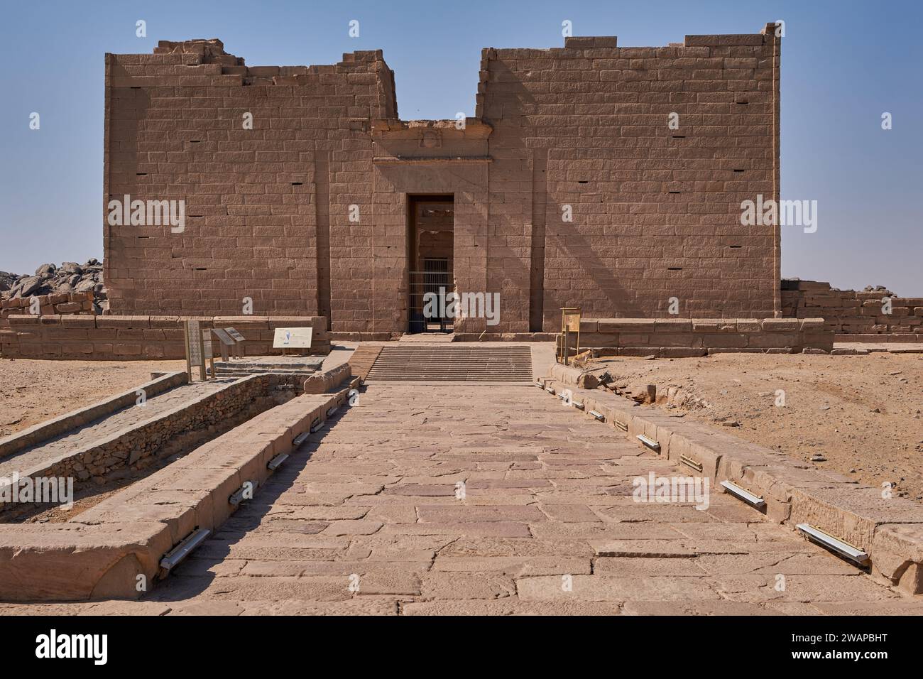 Der Tempel von Kalabsha in Assuan, Ägypten ist ein altägyptischer Tempel, der ursprünglich am Bab al-Kalabsha (Tor von Kalabsha) 50 km südlich von Assuan gelegen war Stockfoto