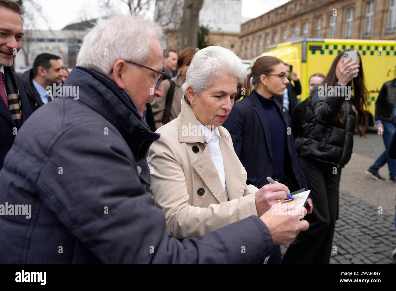 FDP Dreikoenigstreffen in Stuttgart Marie-Agnes Strack-Zimmermann schreibt Autogramme im Vorfeld der Dreikoenigskundgebung der Freien Demokraten im Opernhaus in Stuttgart, Stuttgart, 06.01.2024 Stuttgart Baden-Württemberg Deutschland *** FDP Dreikönigstreffen in Stuttgart Marie Agnes Strack Zimmermann unterzeichnet Autogramme im Vorfeld der Dreikönigskundgebung der Freien Demokraten an der Oper Stuttgart, Stuttgart, 06 01 2024 Stuttgart Baden-Württemberg Deutschland Stockfoto