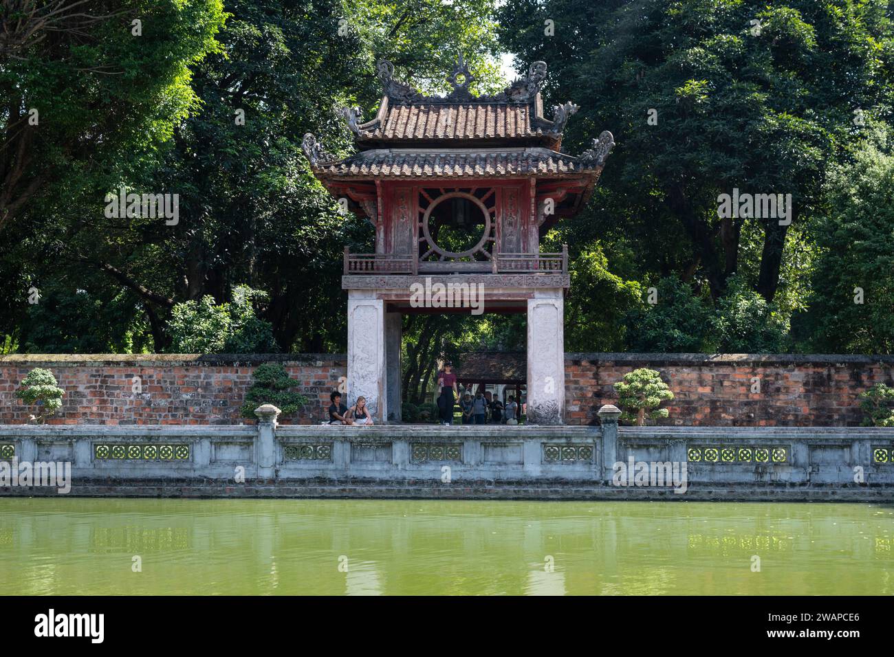 Brunnen der himmlischen Klarheit (Thien Quang Well) im Tempel der Literatur in Hanoi, Vietnam Stockfoto
