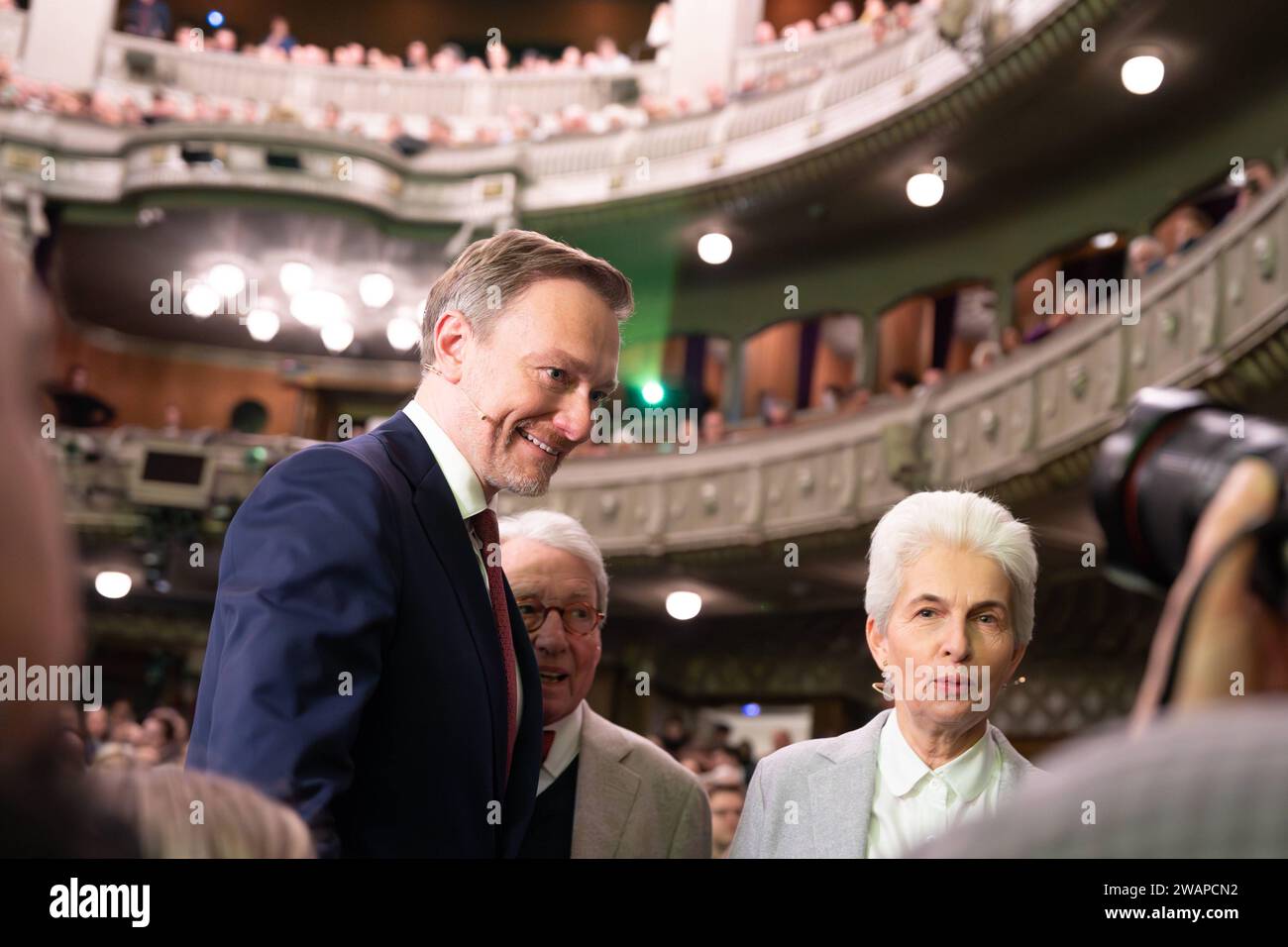 FDP Dreikoenigstreffen in Stuttgart Christian Lindner FDP und Marie-Agnes Strack-Zimmermann zu Beginn der Dreikoenigskundgebung der Freien Demokraten im Opernhaus in Stuttgart, Stuttgart, 06.01.2024 Stuttgart Baden-Württemberg Deutschland *** FDP Dreikönigstreffen in Stuttgart Christian Lindner FDP und Marie Agnes Strack Zimmermann zum Beginn der Dreikönigstreffen der Freien Demokraten an der Oper Stuttgart, Stuttgart, 06 01 2024 Stuttgart Baden-Württemberg Deutschland Stockfoto