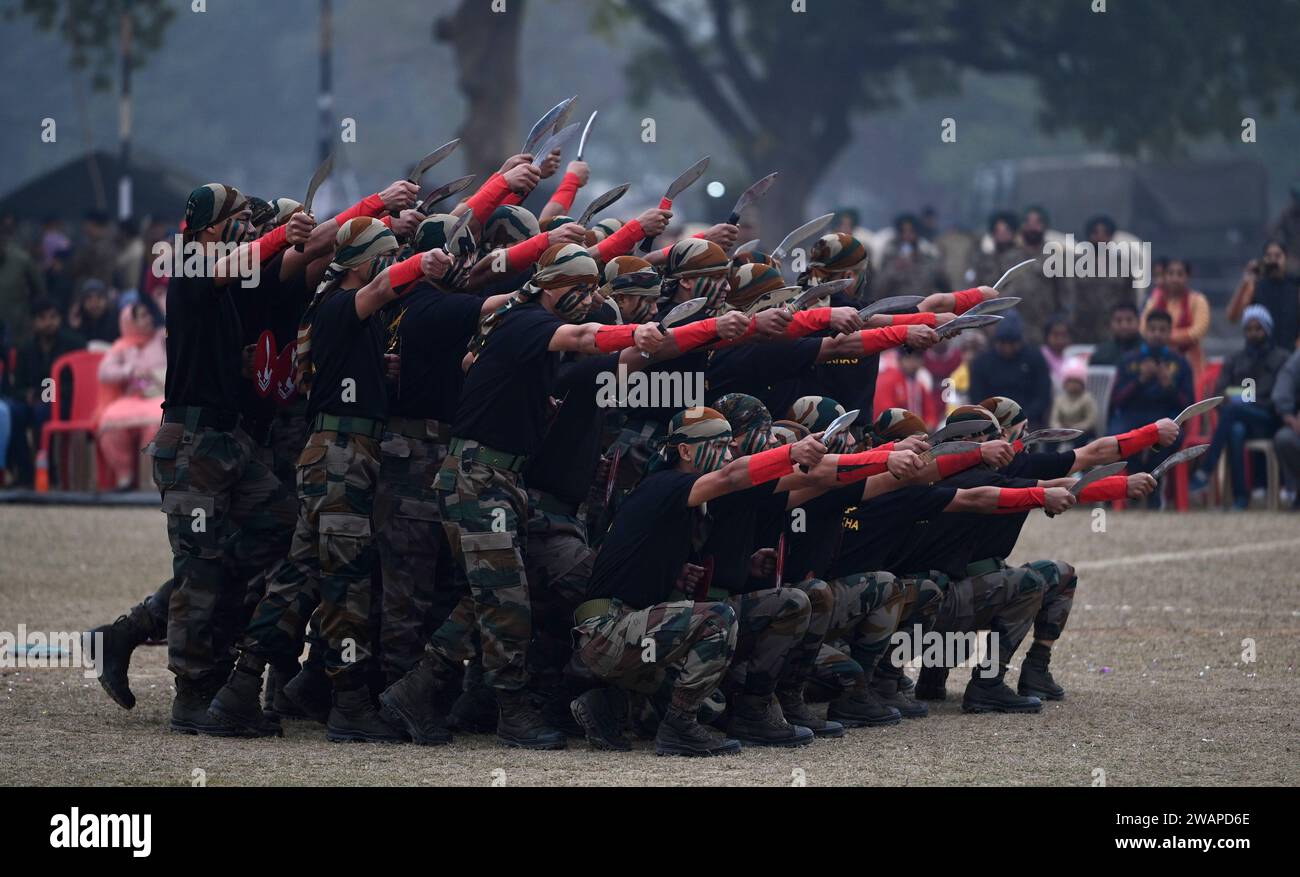 Lucknow, Indien. Januar 2024. LUCKNOW, INDIEN – 5. JANUAR: JavaAn des Gorkha-Regiments, das Khukuri-Tanz aufführte, nachdem cm Yogi Adityanath am 5. Januar 2024 in Lucknow, Indien, das „Know Your Army Festival“ auf dem Gelände von Surya Khel Parisar einweihte. (Foto: Deepak Gupta/Hindustan Times/SIPA USA) Credit: SIPA USA/Alamy Live News Stockfoto