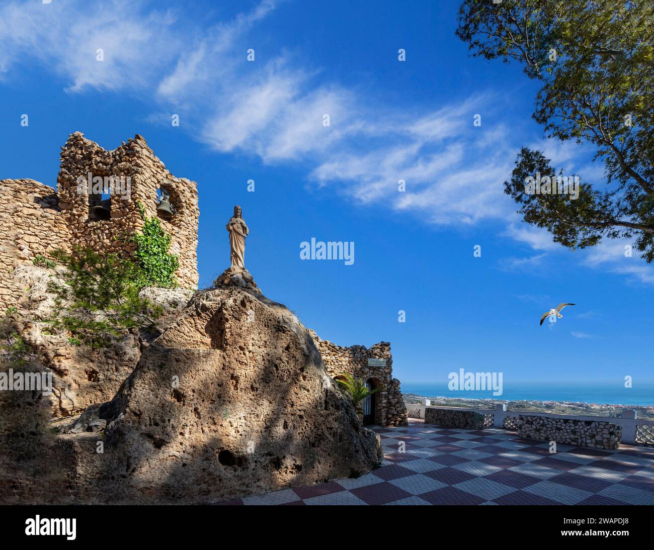 Marienstatue über der Grotte der Jungfrau de la Peña aus dem 17. Jahrhundert in Mijas in der Provinz Malaga, Andalusien, Spanien. Stockfoto