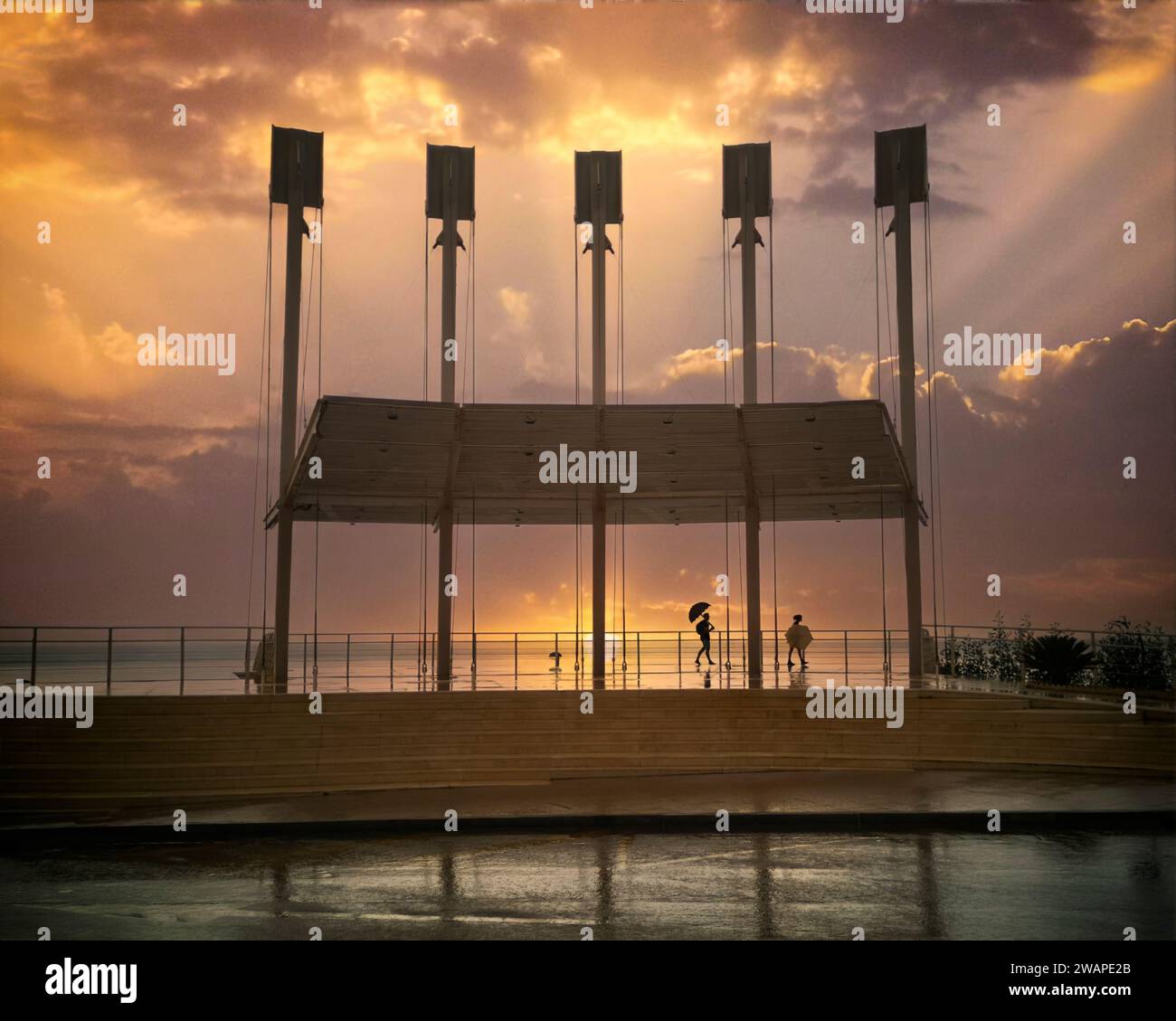 Ein wunderschöner Sonnenuntergang nach dem Regen auf dem Balcon in Torrox Costa, Provinz Malaga, Spanien. Stockfoto