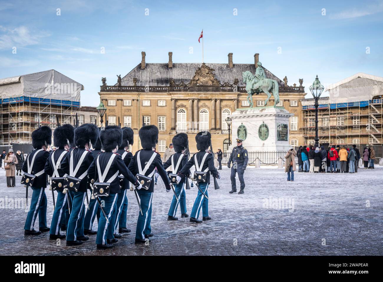 Der Rettungsschwimmer im Schloss Amalienborg in Frederiksstaden in Kopenhagen, Freitag, 5. Januar 2024. Amalienborg ist der Hauptwohnsitz der dänischen Königsfamilie. Die Reiterstatue Frederiks V. auf dem Amalienborger Schlossplatz ist ein Werk von Jacques-Francois-Joseph Saly und wurde 1771 eingeweiht. Es dauerte 14 Jahre, bis die Reiterstatue fertiggestellt wurde, und es kostete am Ende mehr als die vier Amalienborg-Villen, die sie umgeben. (Foto: Thomas Traasdahl/Ritzau Scanpix) Stockfoto