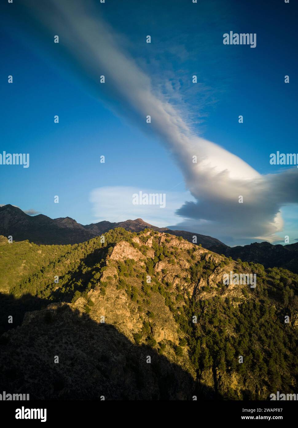 Ungewöhnliche Wolken über der Sierra de Almijara bei Frigiliana, Provinz Malaga, Andalusien, Spanien Stockfoto