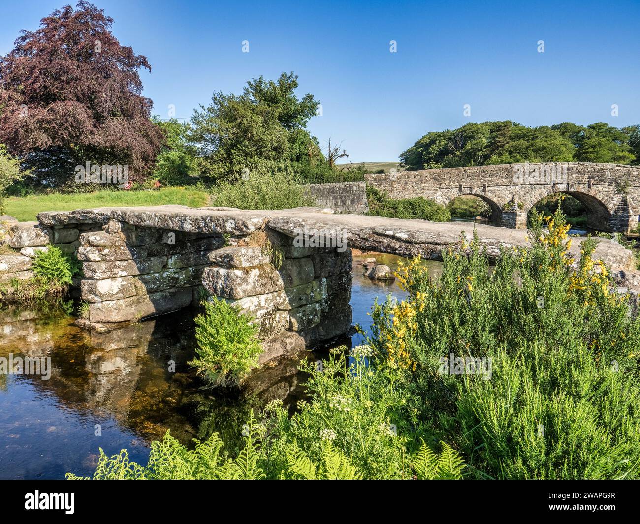 Die alte Straße und die Brücke über den East Dart River bei Postbridge, auf Dartmoor, Devon. Stockfoto