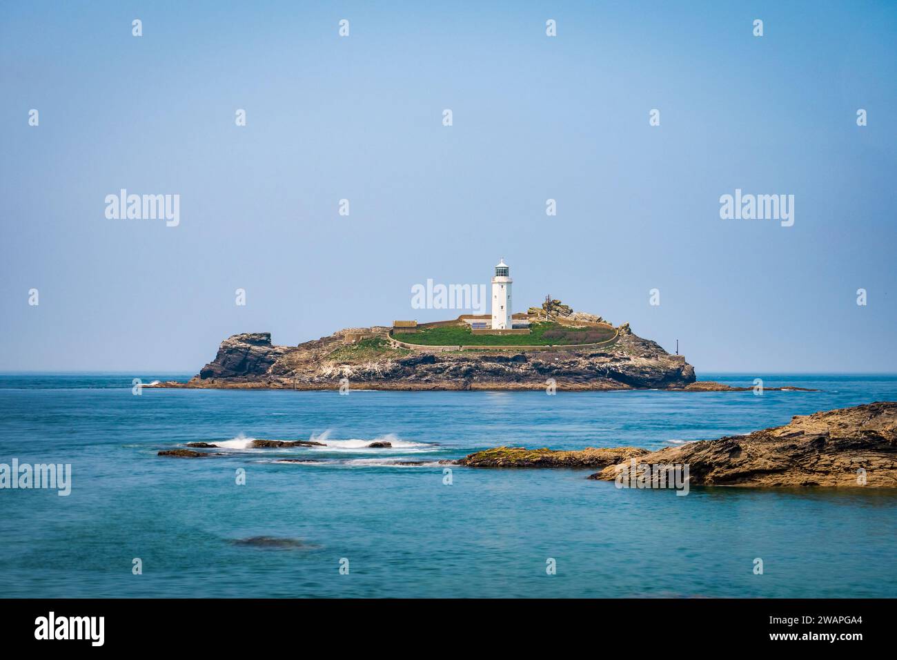 Godrevy Lighthouse, in der Nähe von St. Ives, Cornwall, Großbritannien, an einem hellen Sommertag. Stockfoto