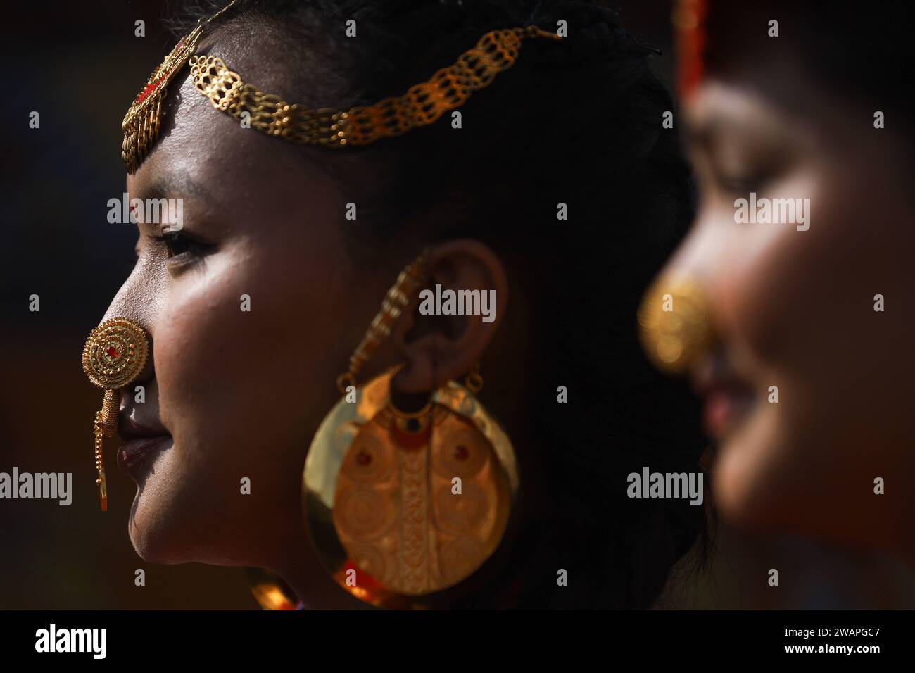 Sakela Udhauli Festival in Nepal Ein Mitglied der Kirat Community in traditioneller Kleidung nimmt am Sakela Tanz Teil, während Udhauli in der Hauptstadt Kathmandu gefeiert wird. Kirat-Männer und -Frauen in traditioneller Kleidung beobachten das Udhauli-Festival, indem sie Trommeln, Zimbeln schlagen, die Aktivitäten von Vögeln und anderen Tieren nachahmen und Grüße miteinander austauschen. Dieses Festival wird gefeiert, indem man Land anbetet und Vorfahren der Natur für die gute Ernte, Gesundheit und das gute Eigentum dankt. Copyright: XSubashxShresthax Stockfoto