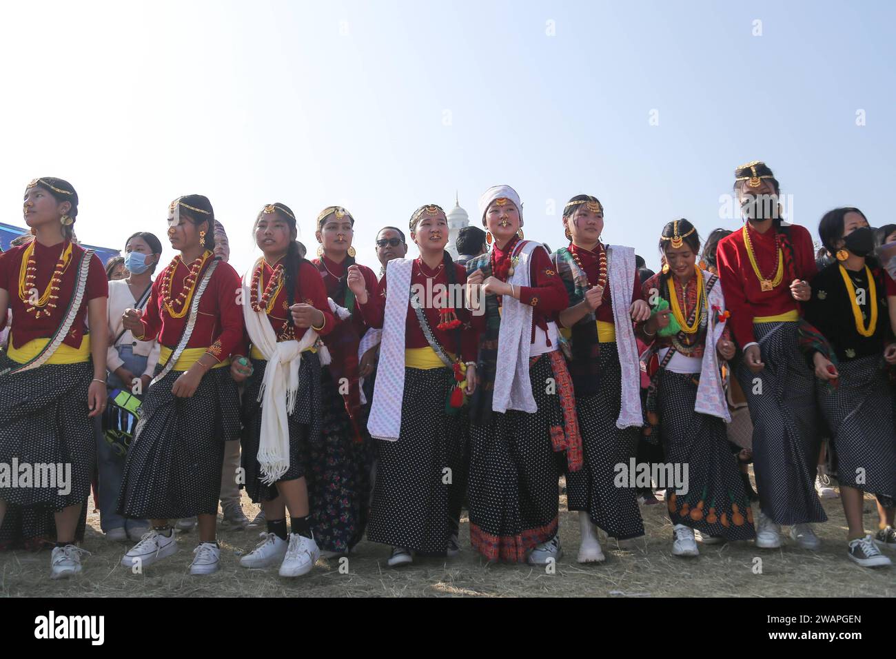 Sakela Udhauli Festival in Nepal Mitglieder der Kirat Community in traditioneller Kleidung nehmen am Sakela Tanz Teil, während sie Udhauli in der Hauptstadt Kathmandu feiern. Kirat-Männer und -Frauen in traditioneller Kleidung beobachten das Udhauli-Festival, indem sie Trommeln, Zimbeln schlagen, die Aktivitäten von Vögeln und anderen Tieren nachahmen und Grüße miteinander austauschen. Dieses Festival wird gefeiert, indem man Land anbetet und Vorfahren der Natur für die gute Ernte, Gesundheit und das gute Eigentum dankt. Sakela ist das größte Festival, das Kirats of Nepal feiern. Ubhauli und Udhauli sind die beiden wichtigsten fes Stockfoto