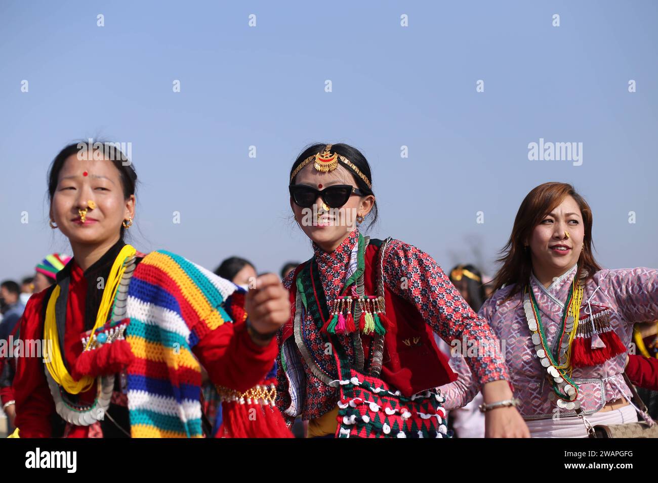 Sakela Udhauli Festival in Nepal Mitglieder der Kirat Community in traditioneller Kleidung nehmen am Sakela Tanz Teil, während sie Udhauli in der Hauptstadt Kathmandu feiern. Kirat-Männer und -Frauen in traditioneller Kleidung beobachten das Udhauli-Festival, indem sie Trommeln, Zimbeln schlagen, die Aktivitäten von Vögeln und anderen Tieren nachahmen und Grüße miteinander austauschen. Dieses Festival wird gefeiert, indem man Land anbetet und Vorfahren der Natur für die gute Ernte, Gesundheit und das gute Eigentum dankt. Sakela ist das größte Festival, das Kirats of Nepal feiern. Ubhauli und Udhauli sind die beiden wichtigsten fes Stockfoto