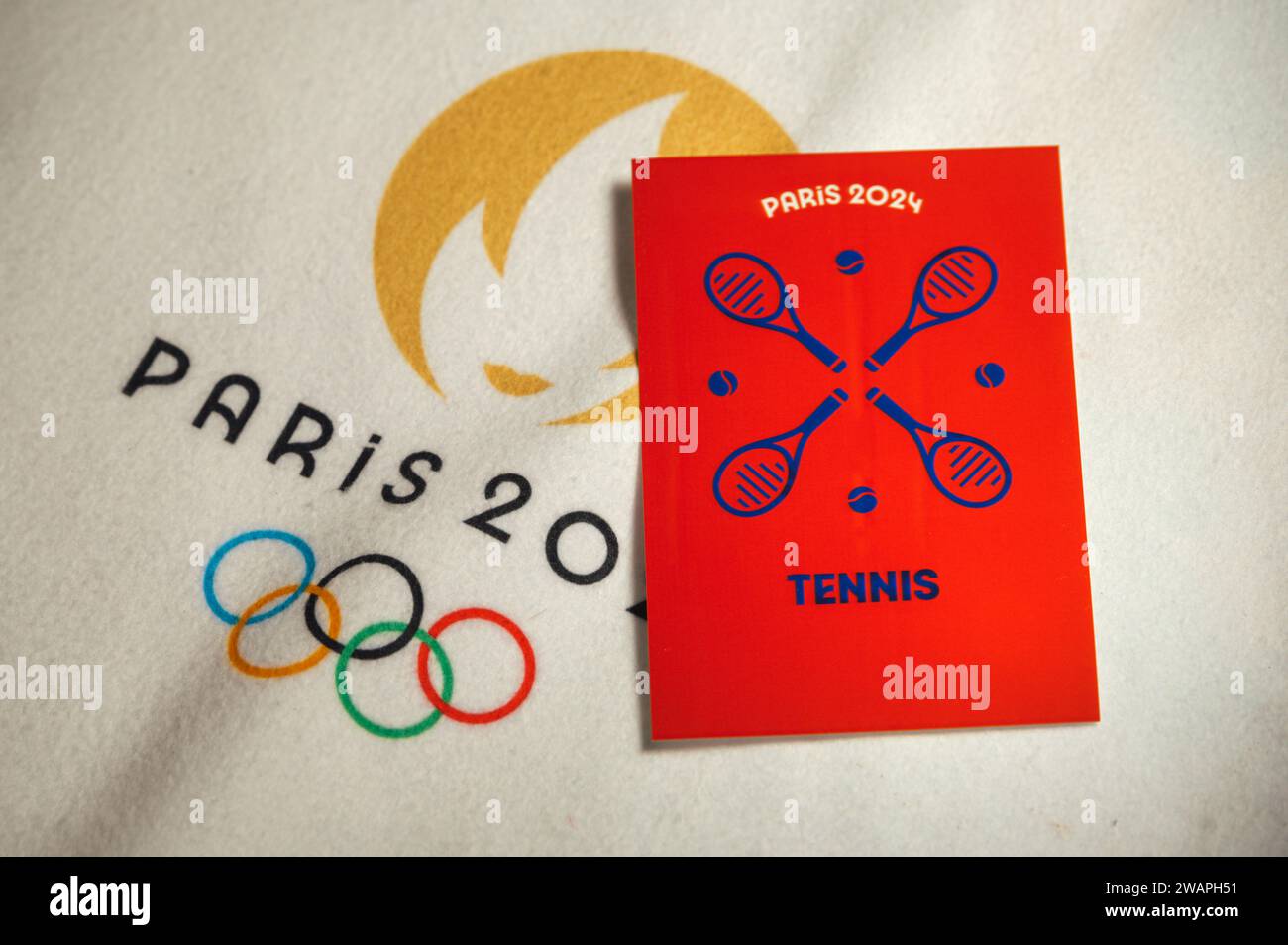 PARIS, FRANKREICH, 4. JANUAR. 2024: Paris 2024: Tennispiktogramm auf einer weißen Decke mit dem Logo der Olympischen Sommerspiele Stockfoto