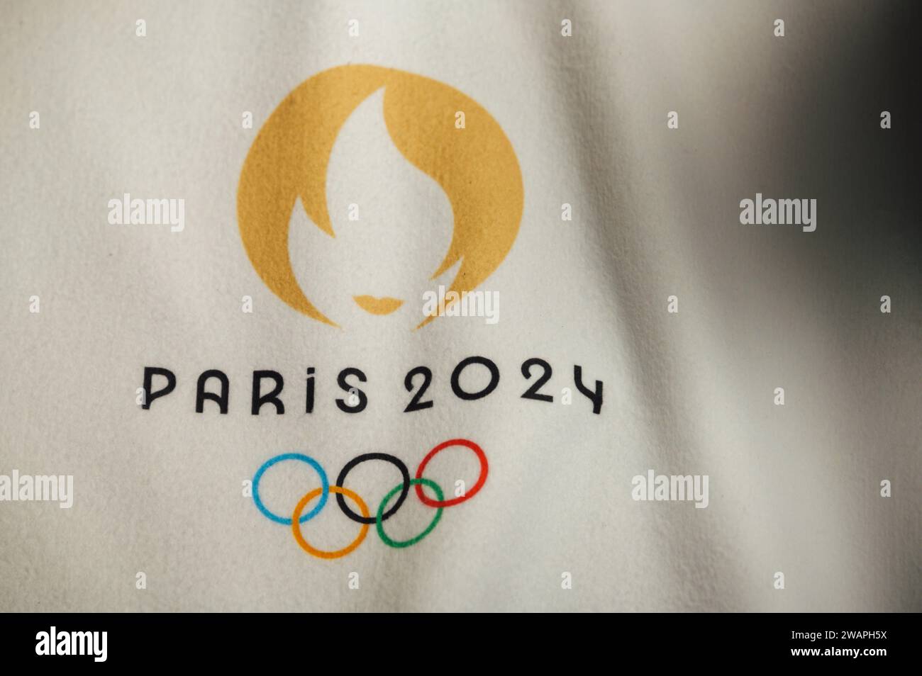 PARIS, FRANKREICH, 4. JANUAR. 2024 Weißer Hintergrund mit dem