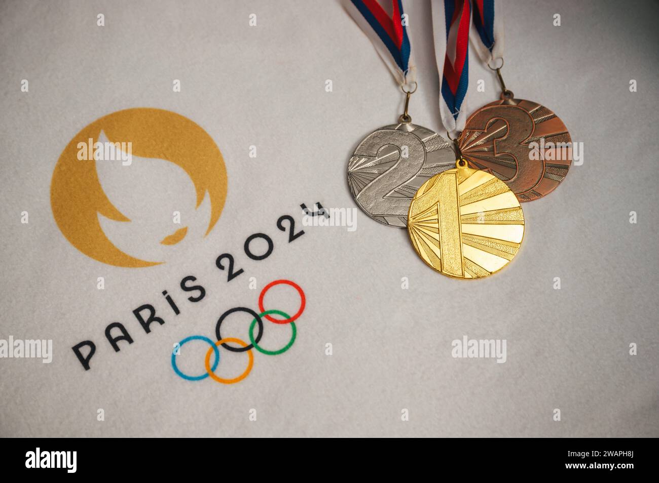 PARIS, FRANKREICH, 4. JANUAR. 2025 Goldene, silberne und bronzene