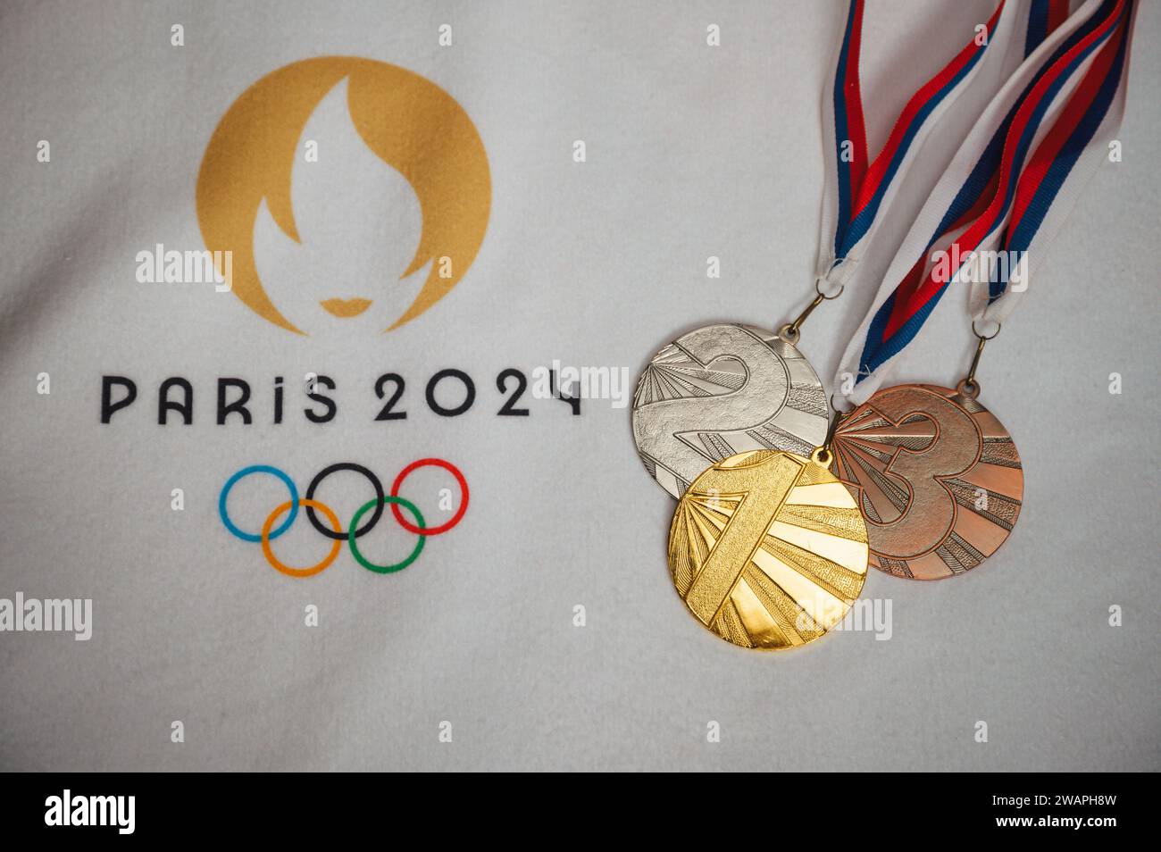 PARIS, FRANKREICH, 4. JANUAR. 2024: Paris 2024 Summer Games Memorabilia: Präsentation der Gold-, Silber- und Bronzemedaillen mit offiziellem Logo Stockfoto