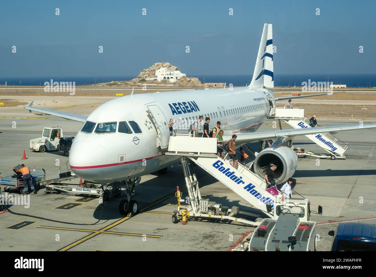 Santorini, Griechenland - 19. September 2023 : Blick auf eine Ägäis, die vor wenigen Minuten gelandet ist, und die Passagiere, die die Leiter des Flugzeugs benutzen Stockfoto