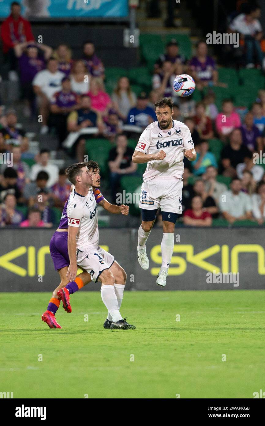 Januar 2024; HBF Park, Perth, Western Australia, Australien; A-League Football, Perth Glory gegen Melbourne Victory; Damien da Silva von Melbourne Victory gewinnt den Verteidigungs-Header und löscht seine Linie Stockfoto