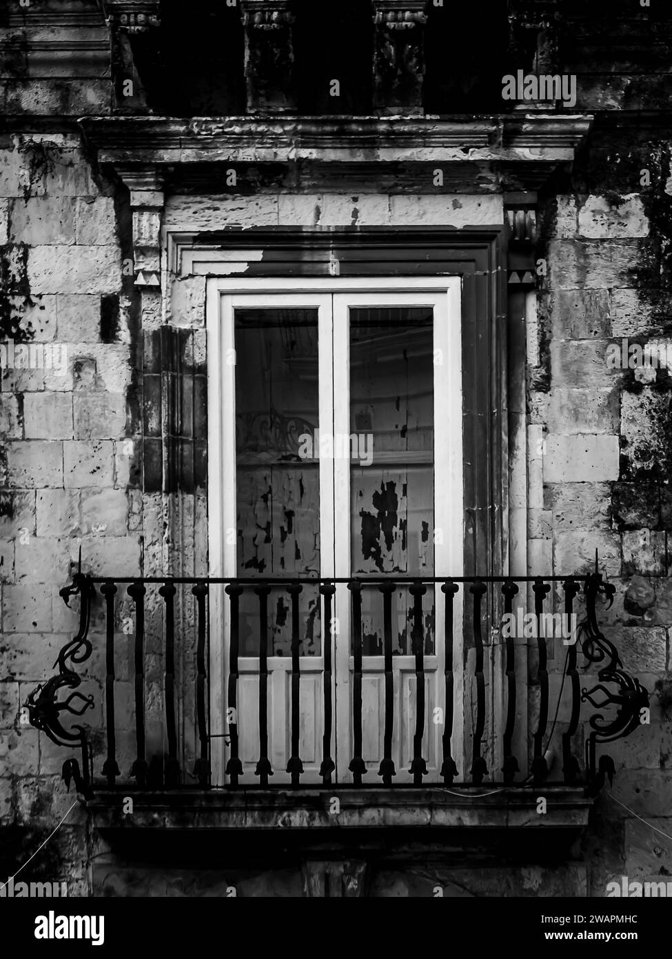 Ein typischer Balkon des italienischen historischen Zentrums mit Vintage-Charakter Stockfoto
