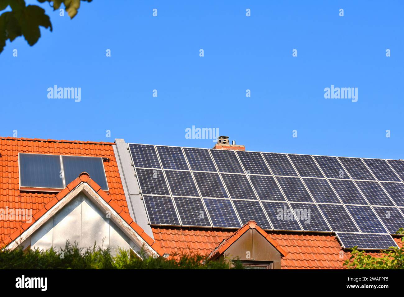 Wohngebäude mit Sonnendach zur Strom- und Warmwassererzeugung Stockfoto