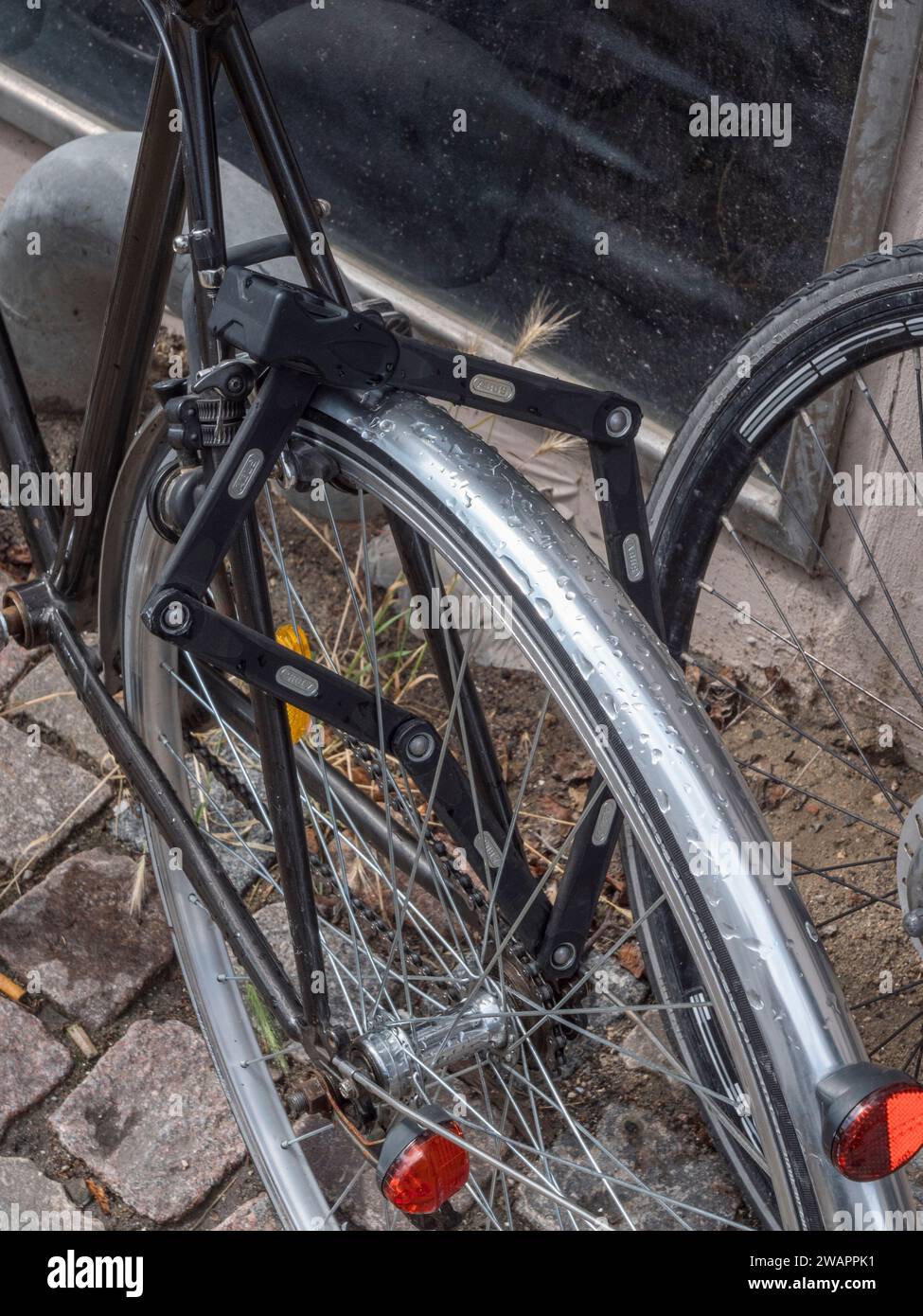 Nahaufnahme einer Abus-Stahlstange-Fahrradschleuse in Kopenhagen, Dänemark. Stockfoto