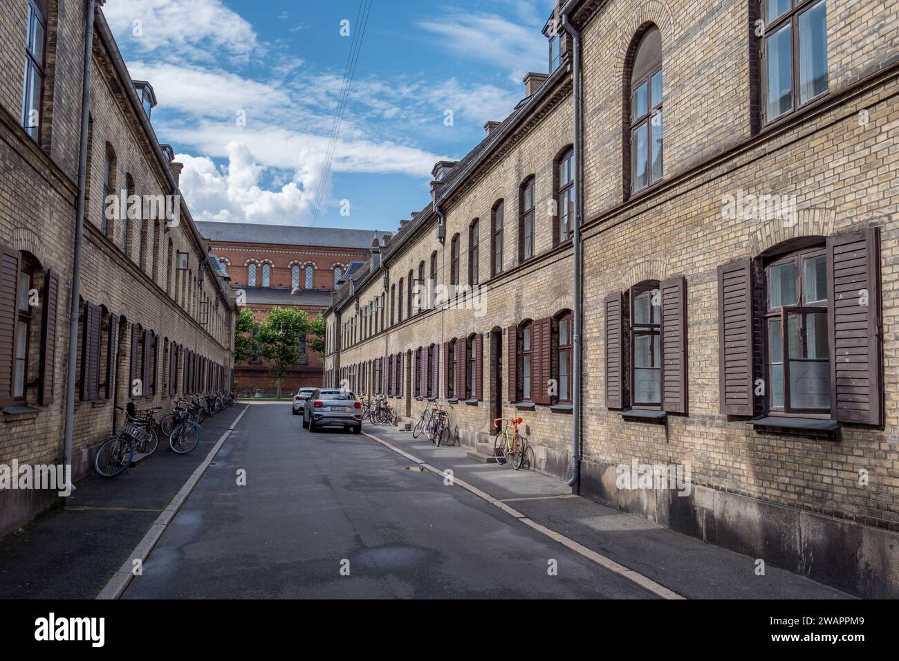 Reihengrundstück in Rævegade, einer kleinen Straße (Grå eller Nye Stokke) im Stadtteil Nyboder im Zentrum von Kopenhagen, Dänemark. Stockfoto