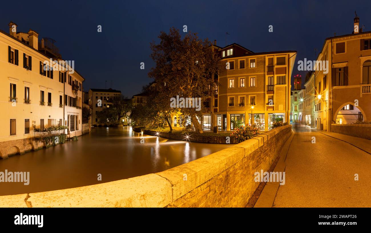 Treviso - die Altstadt mit Kanal des Flusses Sile in der Abenddämmerung. Stockfoto