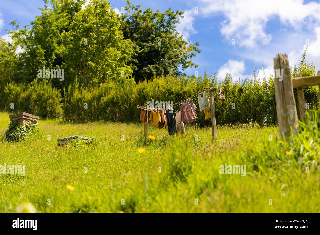 Eine Wäscherei im Freien auf grünen Hügeln in Neuseeland Stockfoto