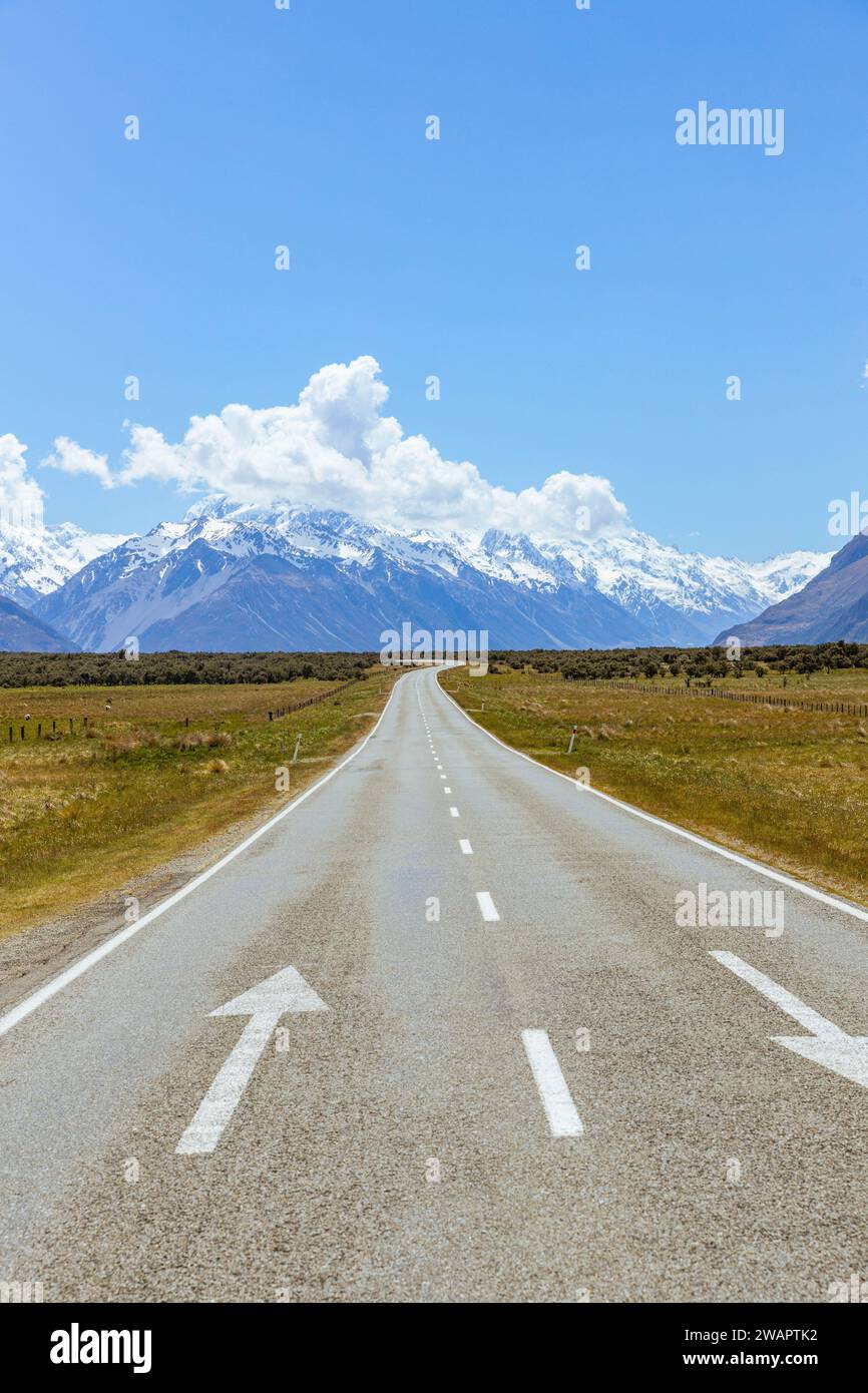 Eine senkrechte Asphaltstraße zum Heaven Lake, Wanaka, Neuseeland Stockfoto