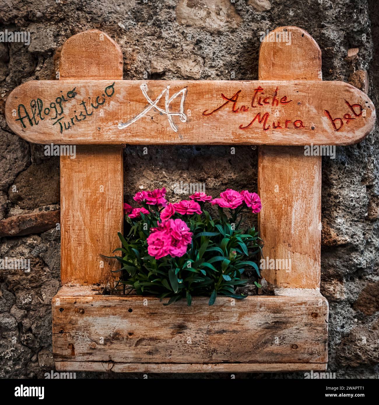 Künstlerische Dekoration, die die Richtung eines Hotelbetriebes angibt Stockfoto