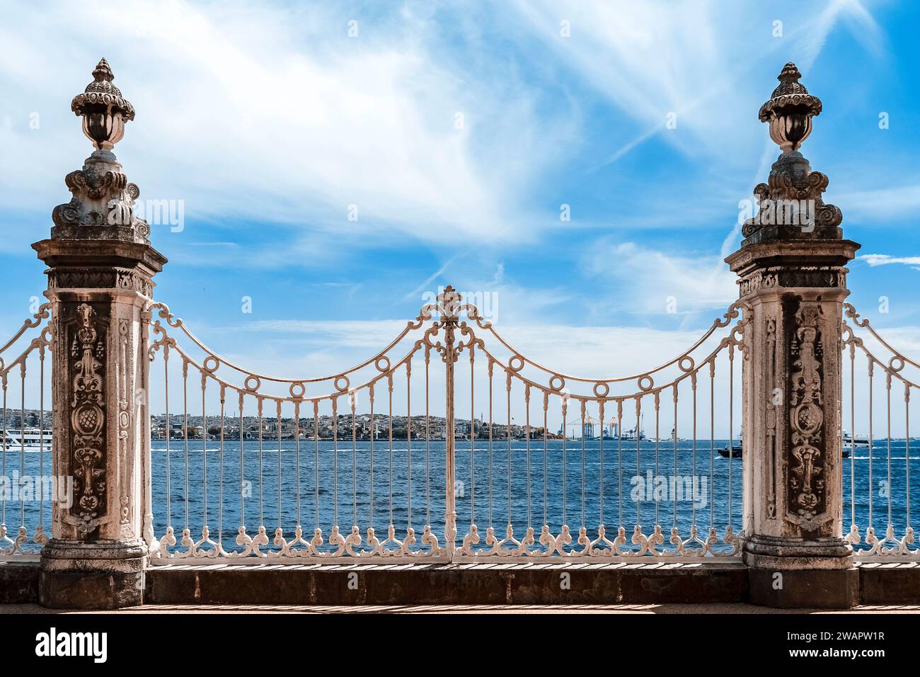 Ein eingelegtes Metallgeländer begrenzt die Gärten des Dolmabahce-Palastes in Istanbul mit dem Bosporus Stockfoto