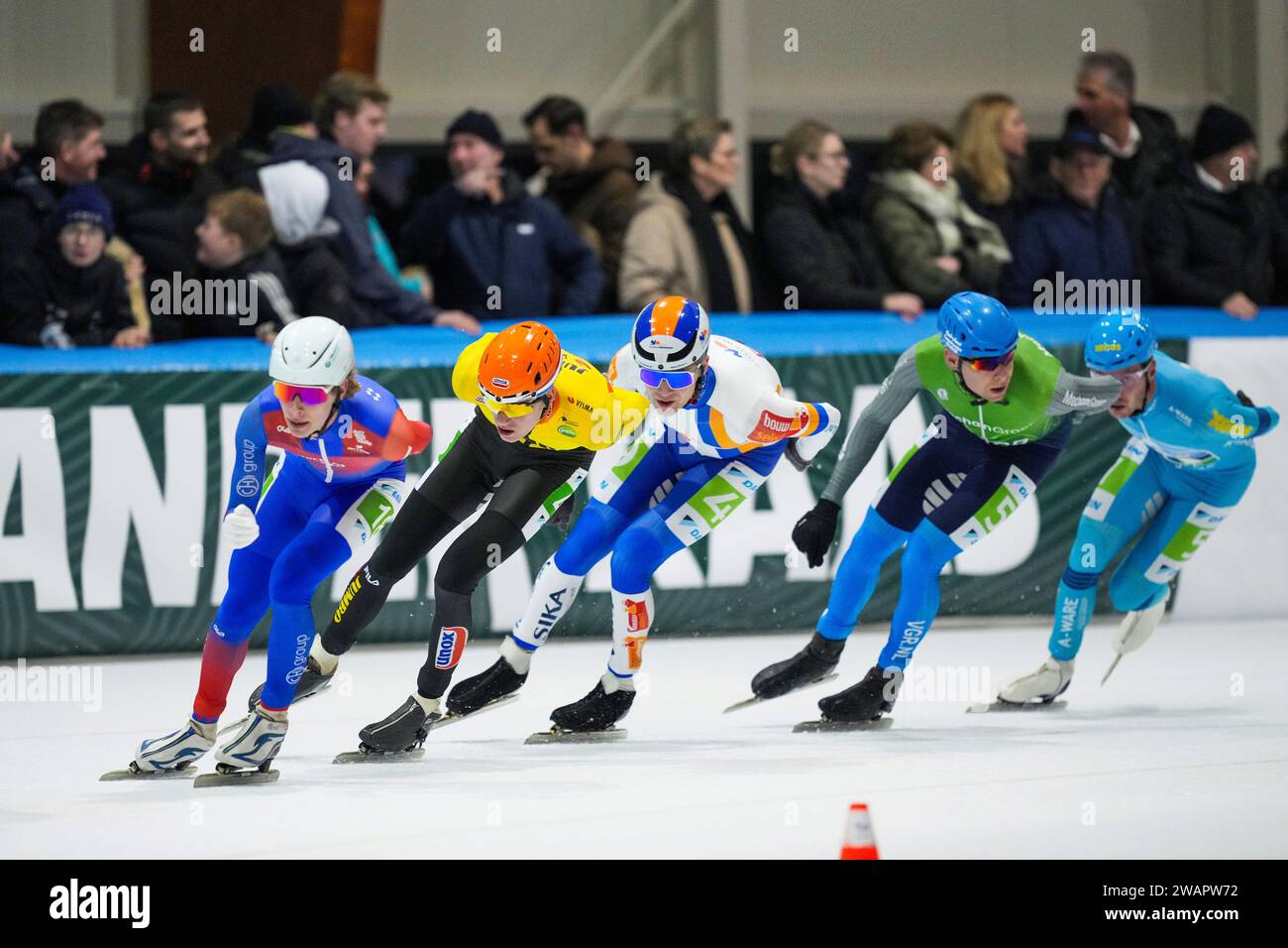 HEERENVEEN, NIEDERLANDE - 1. JANUAR: Skater, die am 1. Januar 2024 bei den Daikin Dutch Speed Skating Single Distance Championships in Thialf in Heerenveen, Niederlande, beim Men's Mass Start antreten. (Foto: Douwe Bijlsma/Orange Pictures) Stockfoto