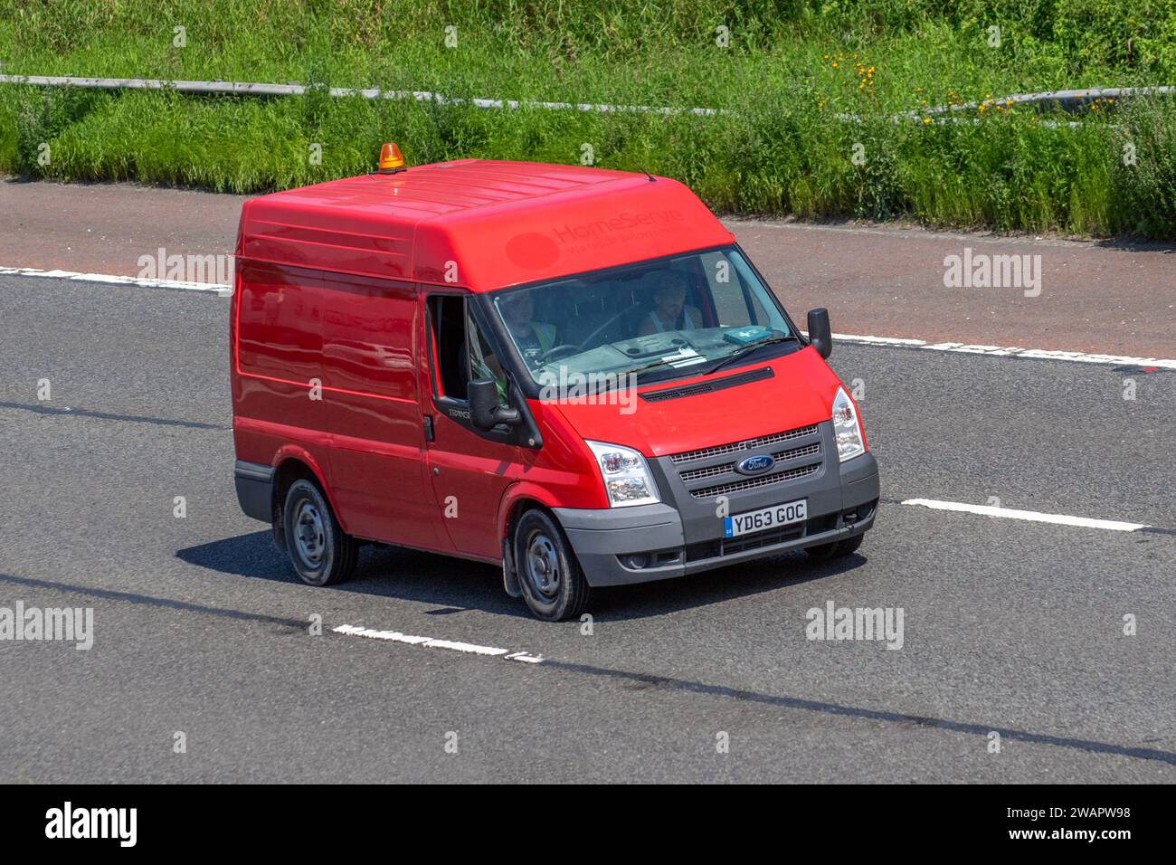 2013 Red Ford Transit 125 T280 Fwd TDCi 125 L1H1 SWB LCV Panel Van Diesel 2198 ccm; Fahrt auf der Autobahn M6 im Großraum Manchester, Großbritannien Stockfoto