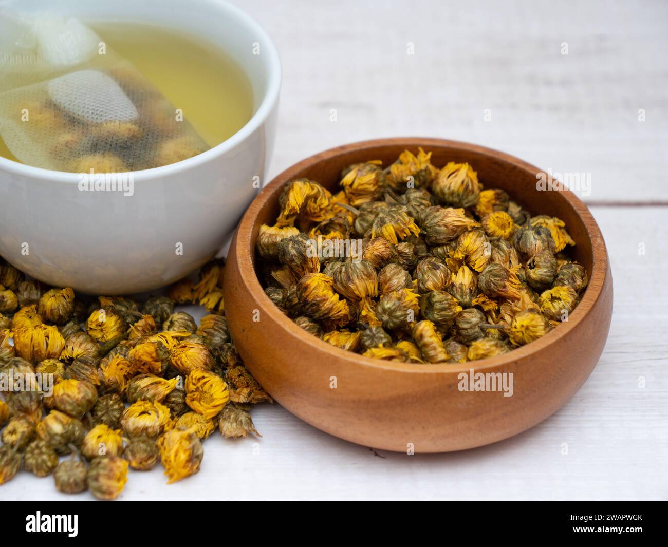 Getrocknete Chrysanthemenknospen genannt Tai Ju als koffeinfreier Kräutertee Stockfoto