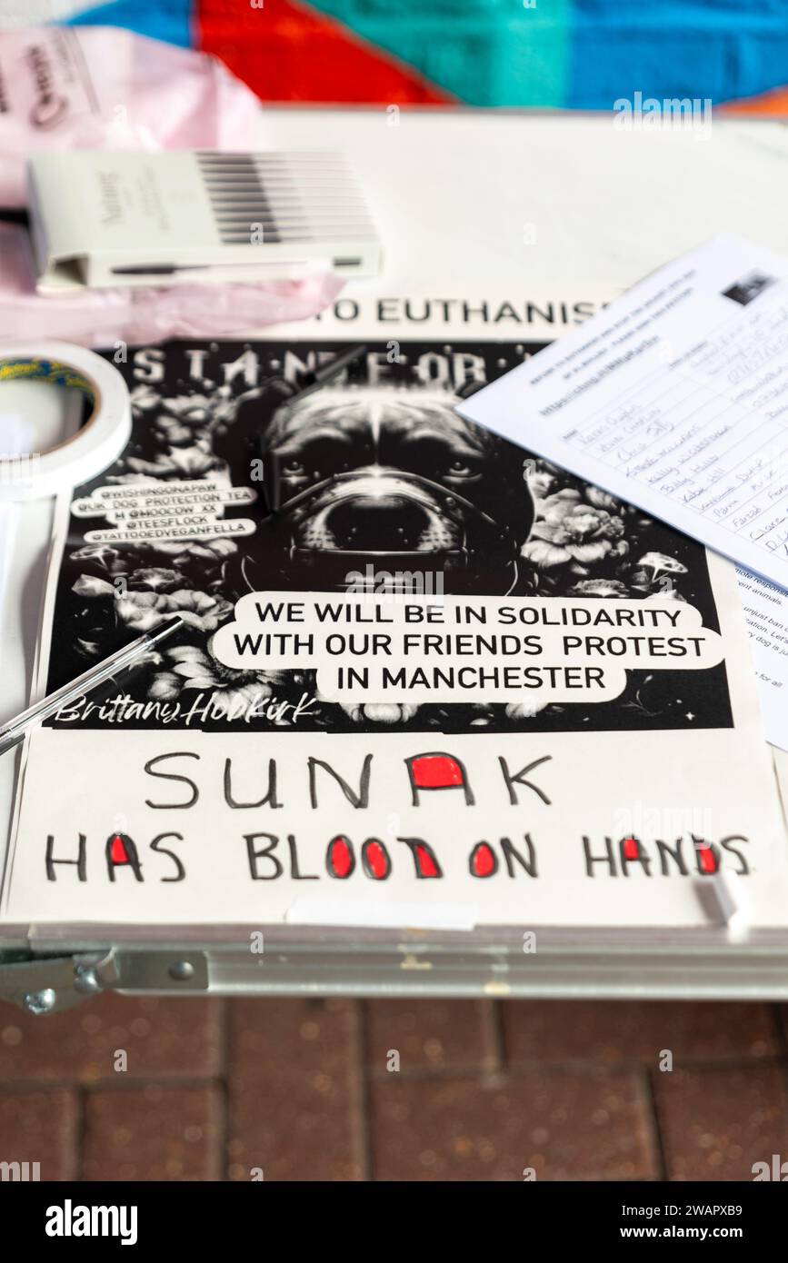 High Street, Southend on Sea, Essex, Großbritannien. Januar 2024. Demonstranten haben in Southends High Street Namen auf einer Petition gegen das Verbot von XL-Bullhunden gesammelt. Die britische Regierung Verbot die XL-Bully-Rasse gemäß dem Dangerous Dogs Act 1991 nach einer Reihe schwerer und in einigen Fällen tödlicher Angriffe. Stockfoto