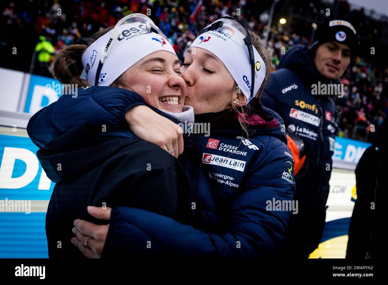 Von links Jeanne Richard und Oceane Michelon aus Frankreich feiern
