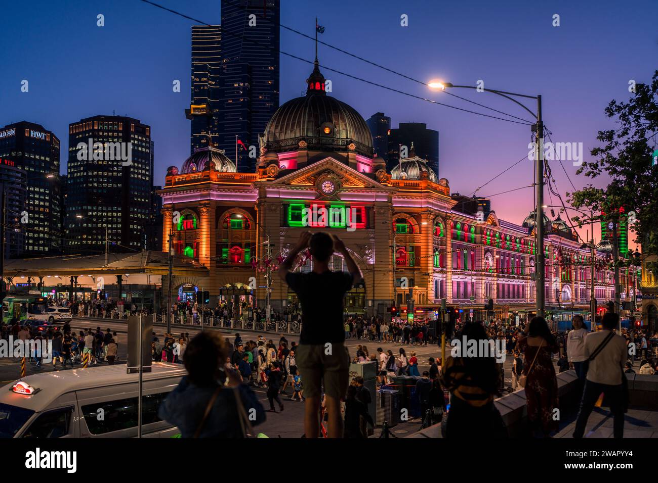 Ein malerischer Blick auf die weihnachtlich dekorierte Flinders Street Station in Australien bei Nacht Stockfoto