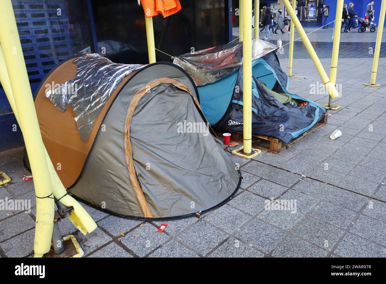 Shopper spazieren an Zelten vorbei, die von Obdachlosen außerhalb von Geschäften in der Church Street im Stadtzentrum von Liverpool, merseyside, england, großbritannien, aufgestellt wurden Stockfoto