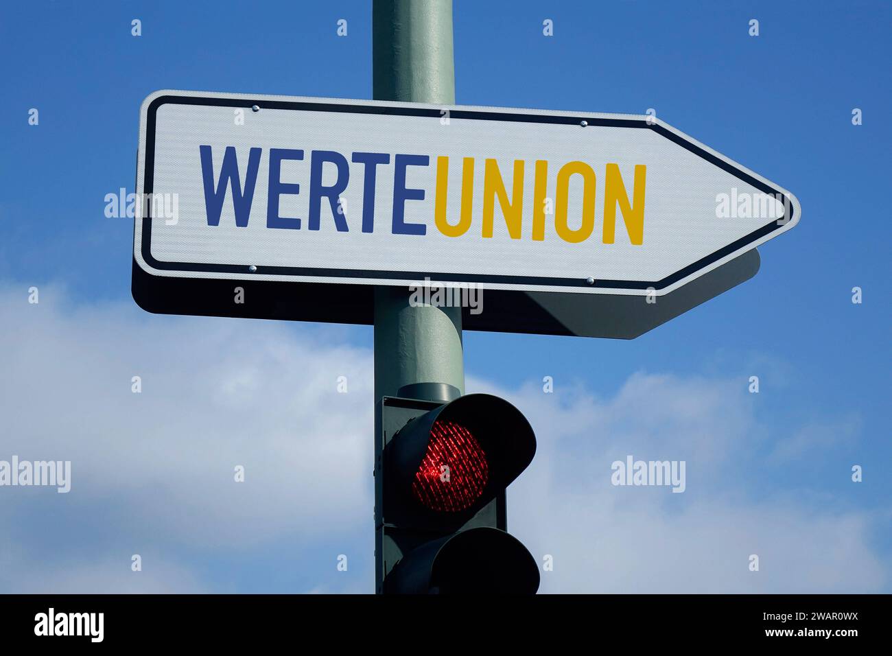 Wegweiser mit Werteunion und rote Ampel Wegweiser mit Werteunion und rote Ampel, 06.01.2024, Borkwalde, Brandenburg, über einer roten Ampel befindet sich ein Wegweiser mit dem Schriftzug Werteunion. *** Wegweiser mit Werteunion und roter Ampel Wegweiser mit Werteunion und roter Ampel, 06 01 2024, Borkwalde, Brandenburg, oberhalb einer roten Ampel ist ein Wegweiser mit Werteunion Stockfoto