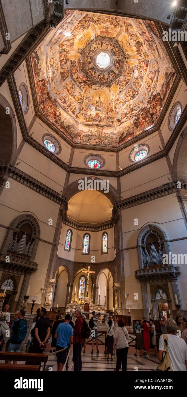 FLORENZ, ITALIEN - 18. SEPTEMBER 2023 - Bunte Decke der Kuppel der Kathedrale Santa Maria del Fiore in Florenz, Italien Stockfoto