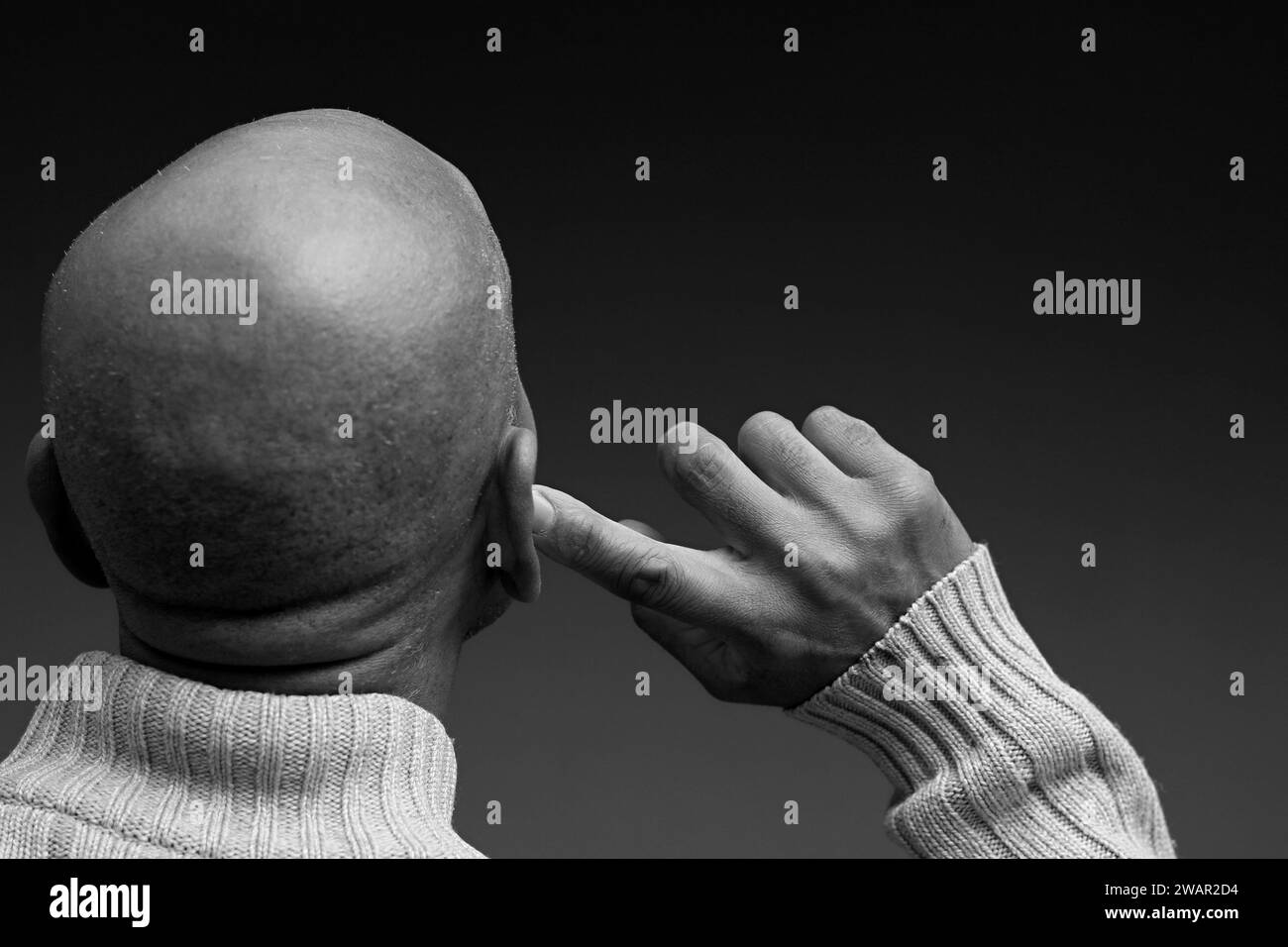 Tauber Mann, der an Taubheit und Hörverlust leidet, auf grauem schwarzem Hintergrund mit Leuten Stock-Foto Stockfoto
