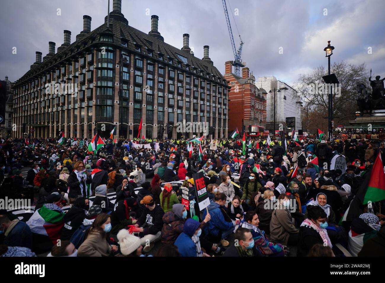 Während einer Demonstration der Freien Palästinensischen Koalition im Zentrum von Westminster blockieren Demonstranten den Parlamentsplatz vor den Houses of Parliament. Bilddatum: Samstag, 6. Januar 2024. Stockfoto