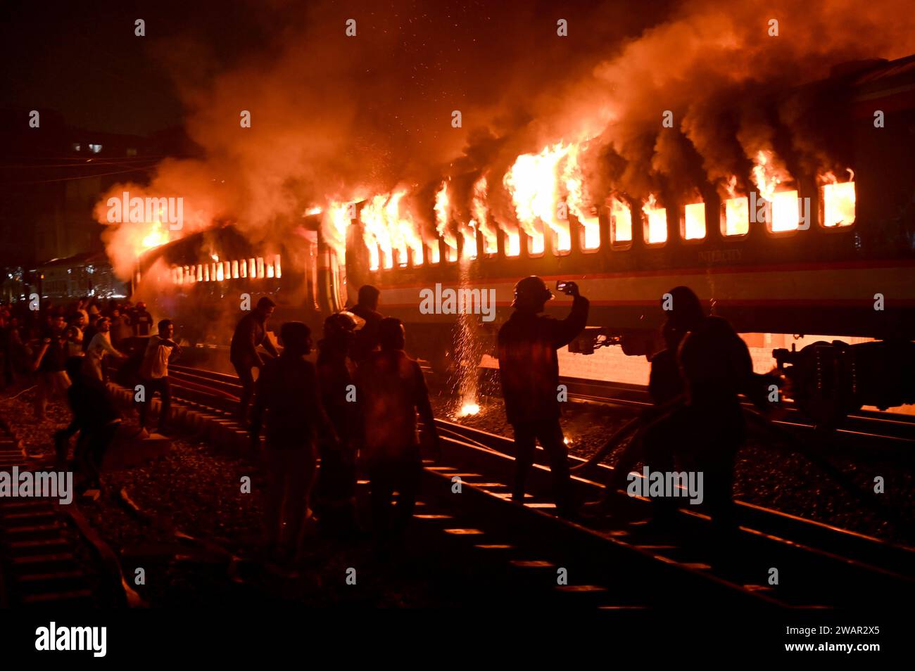 Dhaka, Bangladesch - 5. Januar 2024: Mindestens vier Menschen wurden bei einem Brandanschlag auf den Benapole Express-Zug in Gopibagh während der hno getötet Stockfoto