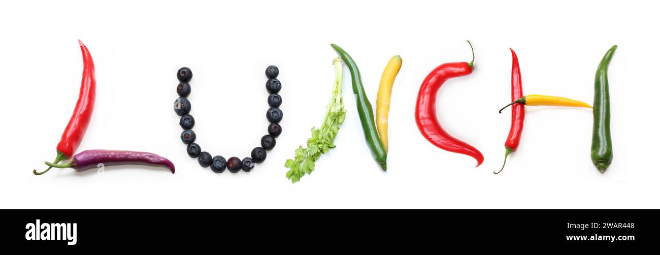 Wort L U N C H aus rot, grün, violett, gelb Chili-Pfeffer, für Text, kochen, Kochbücher, Rezepte, Enzyklopädien, veganes vegetarisches Mittagessen, Gemüse Stockfoto