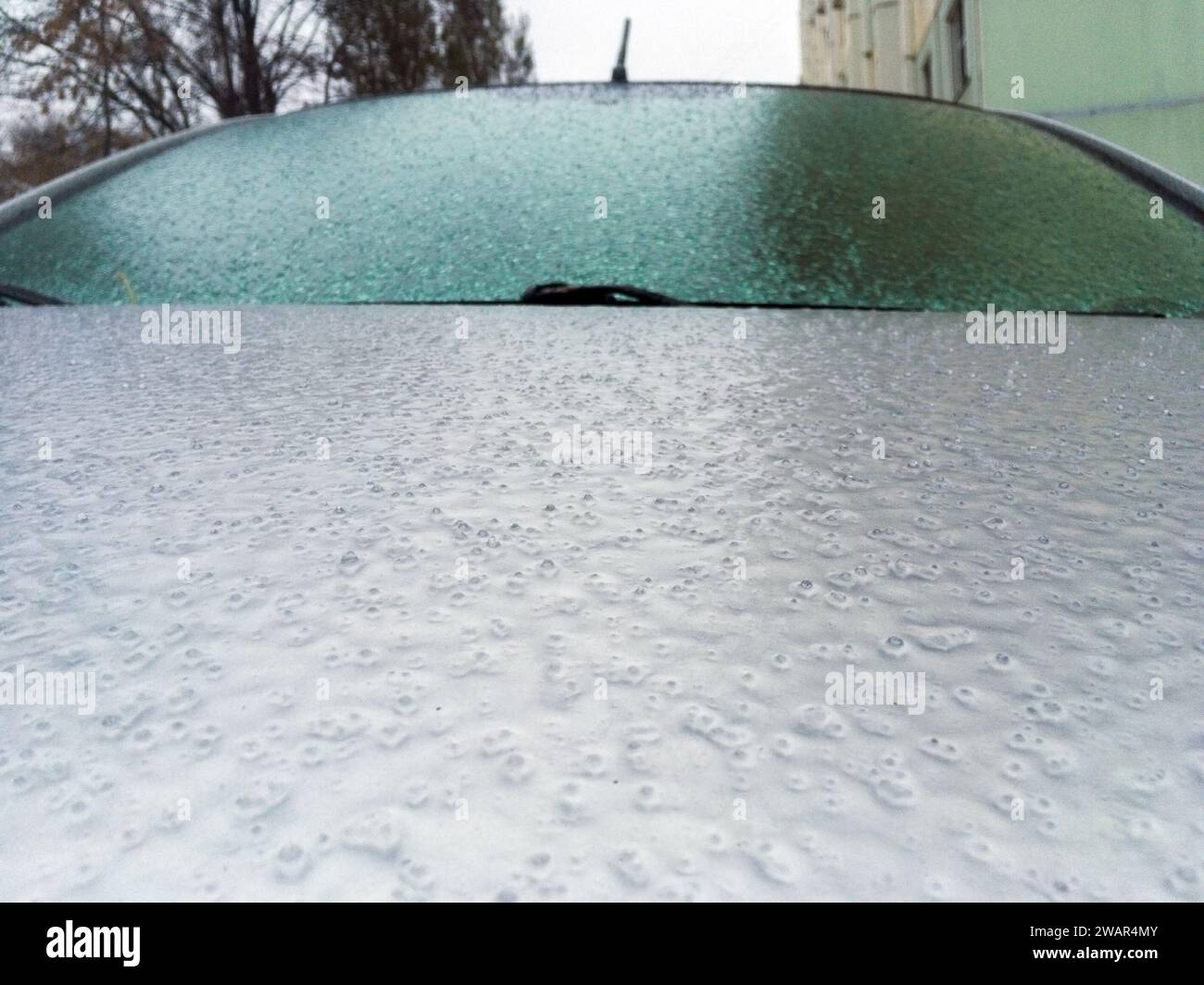 Gefrorene Auto im Winter Schnee bedeckte, Ansicht frontscheibe  Windschutzscheibe und Motorhaube auf verschneiten Hintergrund  Stockfotografie - Alamy