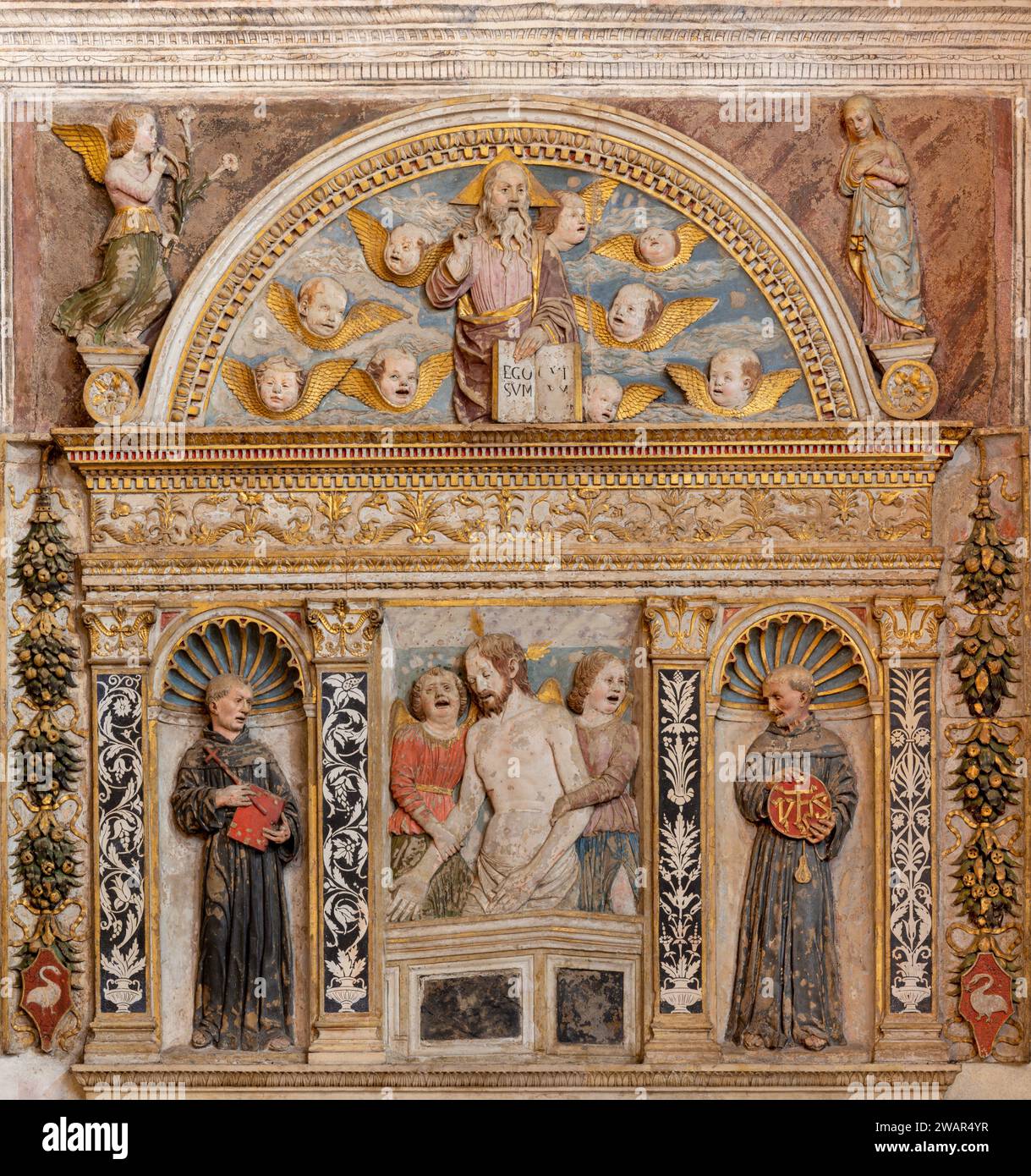 VICENZA, ITALIEN - 5. NOVEMBER 2023: Der Renaissance-Altar der Pieta 1474 der Familie Pojana in der Kirche chiesa di San Lorenzo von Pietro Lombardo 1474. Stockfoto