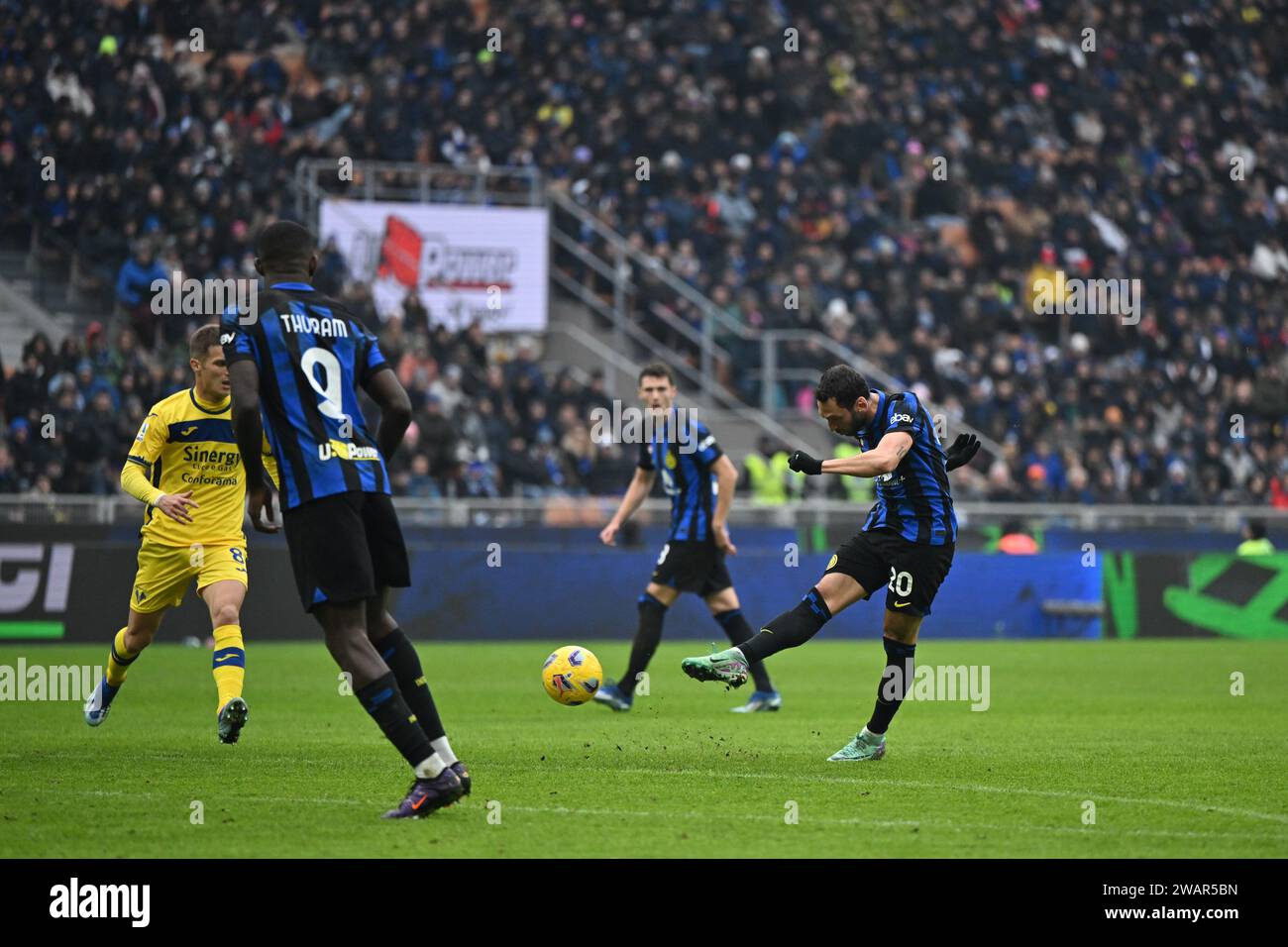 Mailand, Italien. Januar 2024. Hakan Calhanoglu vom FC Inter während des italienischen Fußballspiels Serie A zwischen dem Inter FC Internazionale und dem Hellas Verona FC am 6. Januar 2024 im Giuseppe Meazza San Siro Siro-Stadion in Mailand. Quelle: Tiziano Ballabio/Alamy Live News Stockfoto