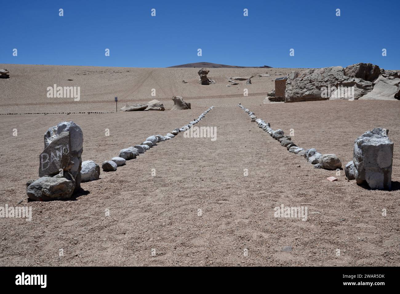 Steine liegen auf einem Parkplatz in der Wüste Siloli. Potosi, Bolivien. Stockfoto