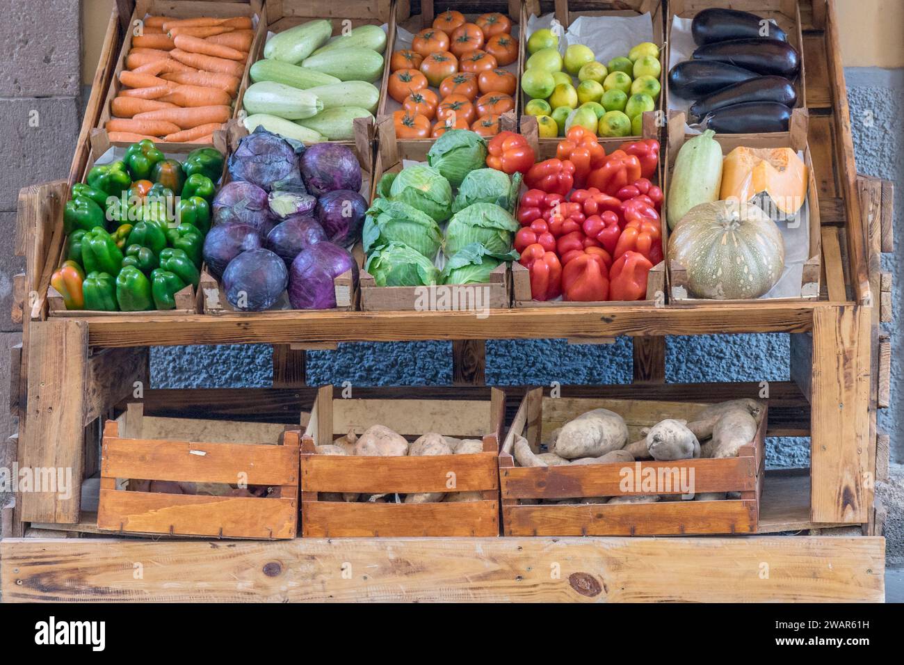 Gemüse und Obst in einer Ausstellung vor einem Geschäft Stockfoto