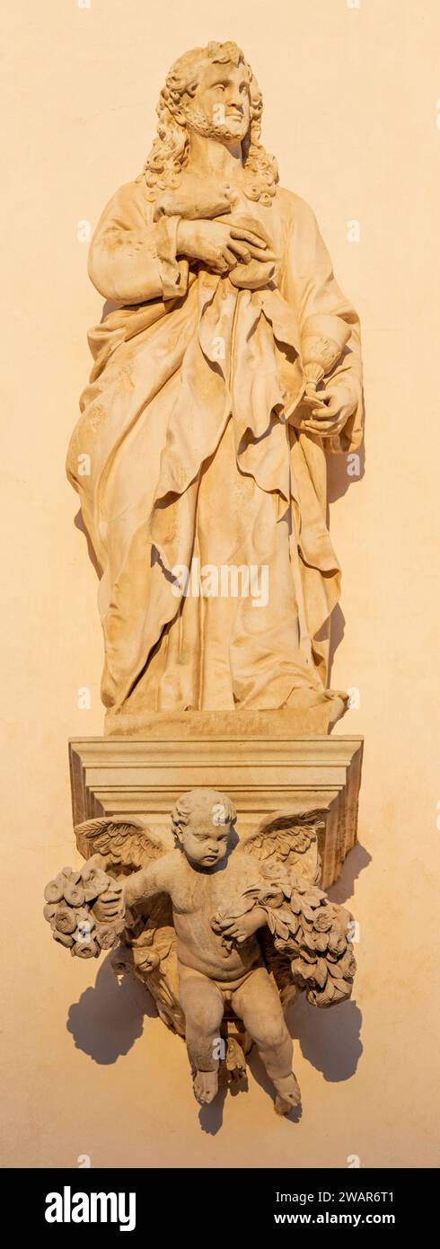 Vicenza - die Statue des St. Johannes der Apostel an der Fassade der Kirche Santuario Santa Maria di Monte Berico im Abendlicht (1688 - ca. 1707). Stockfoto
